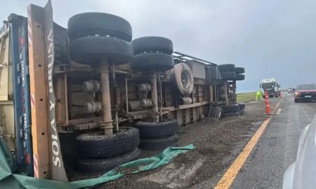 impactante vuelco en ruta nacional 34: un camion con acoplado quedo cruzado sobre la calzada impactante vuelco en ruta nacional 34: un camion con acoplado quedo cruzado sobre la calzada
