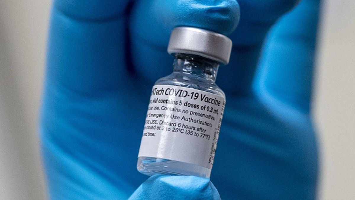 Pfizer podría tener en 100 días una nueva vacuna contra Ómicron y J&J testeará su fármaco