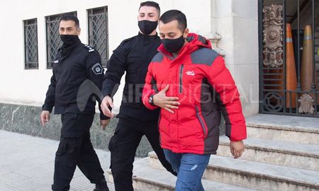El momento en que el agente policial y remisero fue liberado por la puerta de tribunales que da a calle 3 de Febrero. El momento en que el agente policial y remisero fue liberado por la puerta de tribunales que da a calle 3 de Febrero.