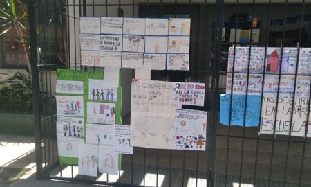 Alumnos y alumnas de la Escuela N.° 38 pegaron cartulinas en el ingreso del edificio para exigir seguridad, pedir el fin de los robos y visibilizar el agotamiento de una comunidad educativa que ya no encuentra respuestas. Alumnos y alumnas de la Escuela N.° 38 pegaron cartulinas en el ingreso del edificio para exigir seguridad, pedir el fin de los robos y visibilizar el agotamiento de una comunidad educativa que ya no encuentra respuestas.