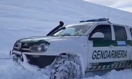 Logran rescatar a una familia con un bebé en medio del temporal de nieve que afecta a Chubut Logran rescatar a una familia con un bebé en medio del temporal de nieve que afecta a Chubut