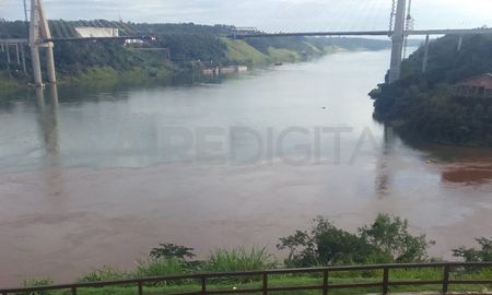 El nivel normal del Iguazú es de 15 metros y el pico máximo que alcanzó el viernes fue de 18 metros (el nivel de alerta es de 25 metros). Gentileza: Omar Specchiulli.