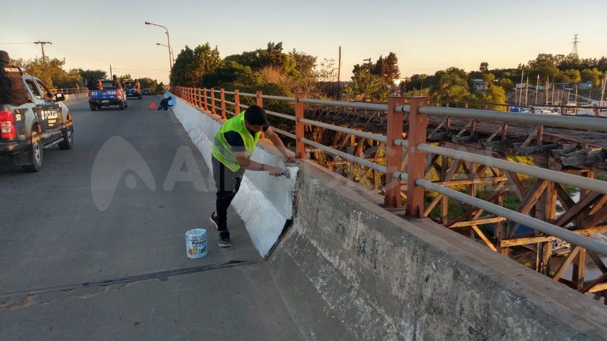 Los laterales y pilotes de la estructura se vestirán de frases fundamentales en torno a la guerra de Malvinas y los colores de la bandera argentina.