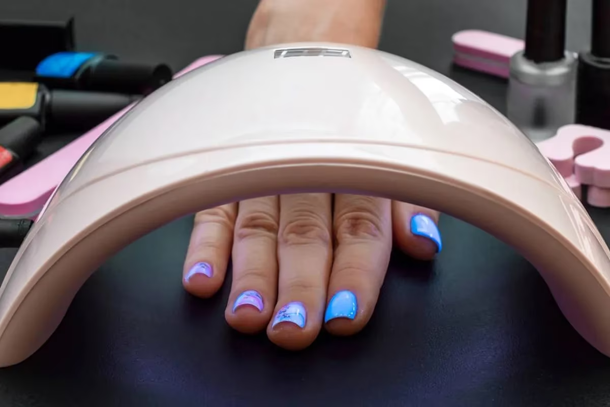 Una investigación reveló que una herramienta usada para hacer manicuras puede dañar el ADN y causar mutaciones cancerígenas