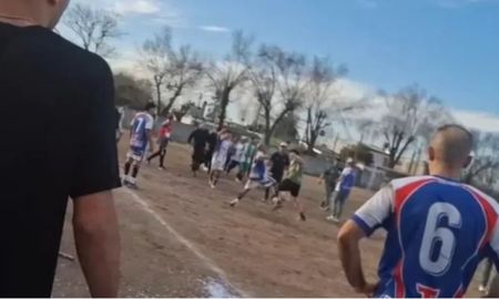 Escándalo en el clásico de la Liga Sanlorencina con golpes de puños y balas de goma Escándalo en el clásico de la Liga Sanlorencina con golpes de puños y balas de goma