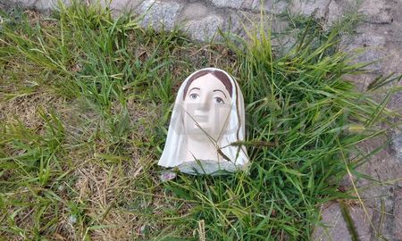 Este miércoles al mediodía, vándalos le cortaron la cabeza a la imagen de virgen ubicada en uno de los patios de la Catedral. Este miércoles al mediodía, vándalos le cortaron la cabeza a la imagen de virgen ubicada en uno de los patios de la Catedral.