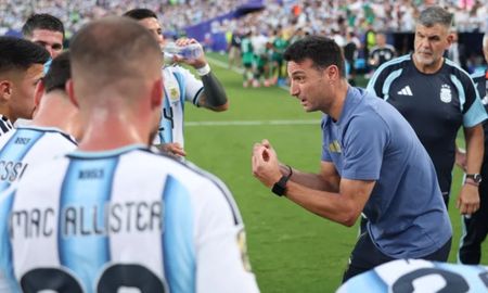 Lionel Scaloni aprovecha el cooling break para dar indicaciones a sus jugadores durante un partido del Mundial 2026. Lionel Scaloni aprovecha el cooling break para dar indicaciones a sus jugadores durante un partido del Mundial 2026.