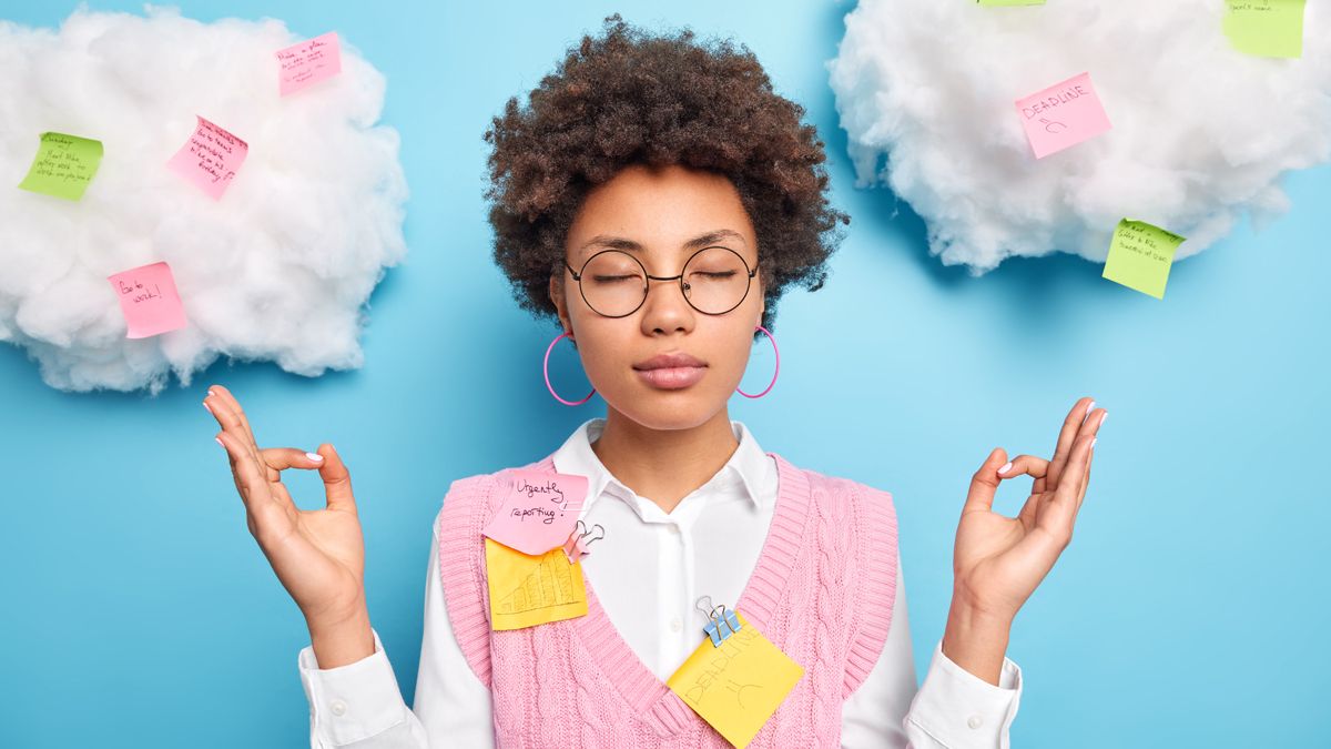Tomarse una pausa para meditar o respirar con conciencia puede ayudar a frenar el bucle de pensamientos excesivos y recuperar el foco. Tomarse una pausa para meditar o respirar con conciencia puede ayudar a frenar el bucle de pensamientos excesivos y recuperar el foco.