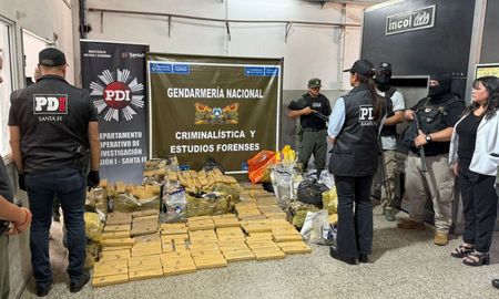 El Gobierno de la Provincia de Santa Fe quemó este miércoles junto a la Gendarmería Nacional Argentina 512 kilos de marihuana. El Gobierno de la Provincia de Santa Fe quemó este miércoles junto a la Gendarmería Nacional Argentina 512 kilos de marihuana.