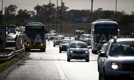 Los operativos de tránsito dinámicos en la Ruta Nacional 168 se implementan desde hace una semana. Desde ese momento, no se registraron accidentes de tránsito en el horario pico de ingreso a la ciudad de Santa Fe. Los operativos de tránsito dinámicos en la Ruta Nacional 168 se implementan desde hace una semana. Desde ese momento, no se registraron accidentes de tránsito en el horario pico de ingreso a la ciudad de Santa Fe.