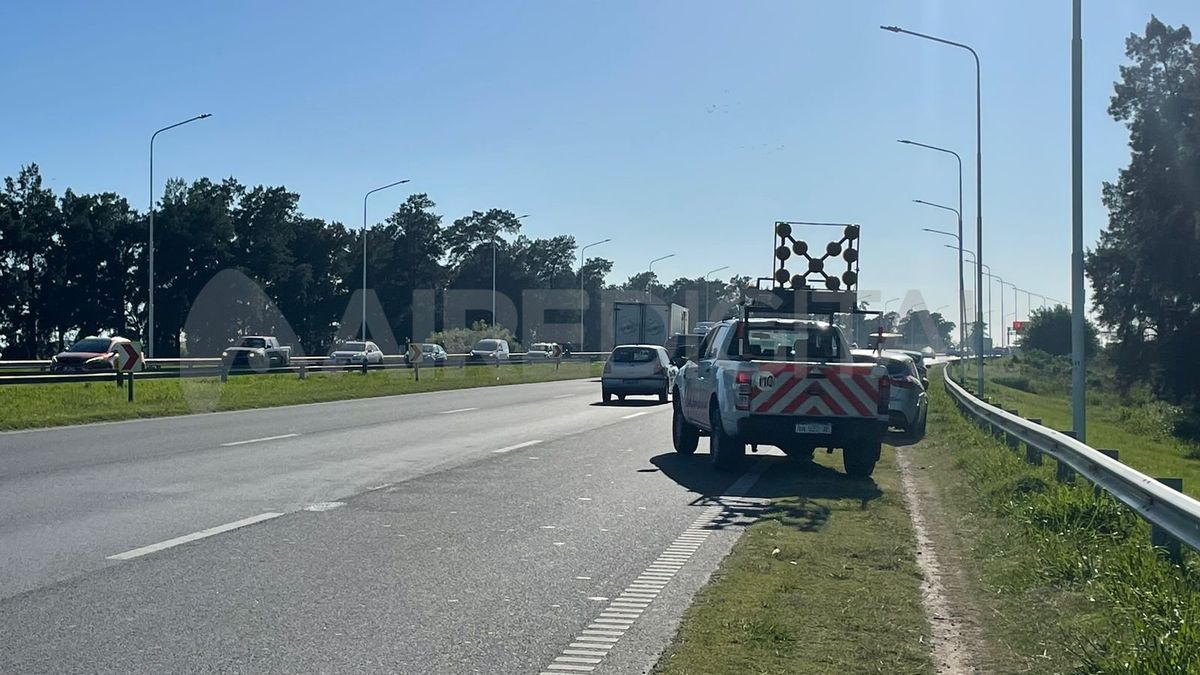 Personal de Seguridad Vial trabajó en la Autopista Santa Fe - Rosario tras un accidente de tránsito.