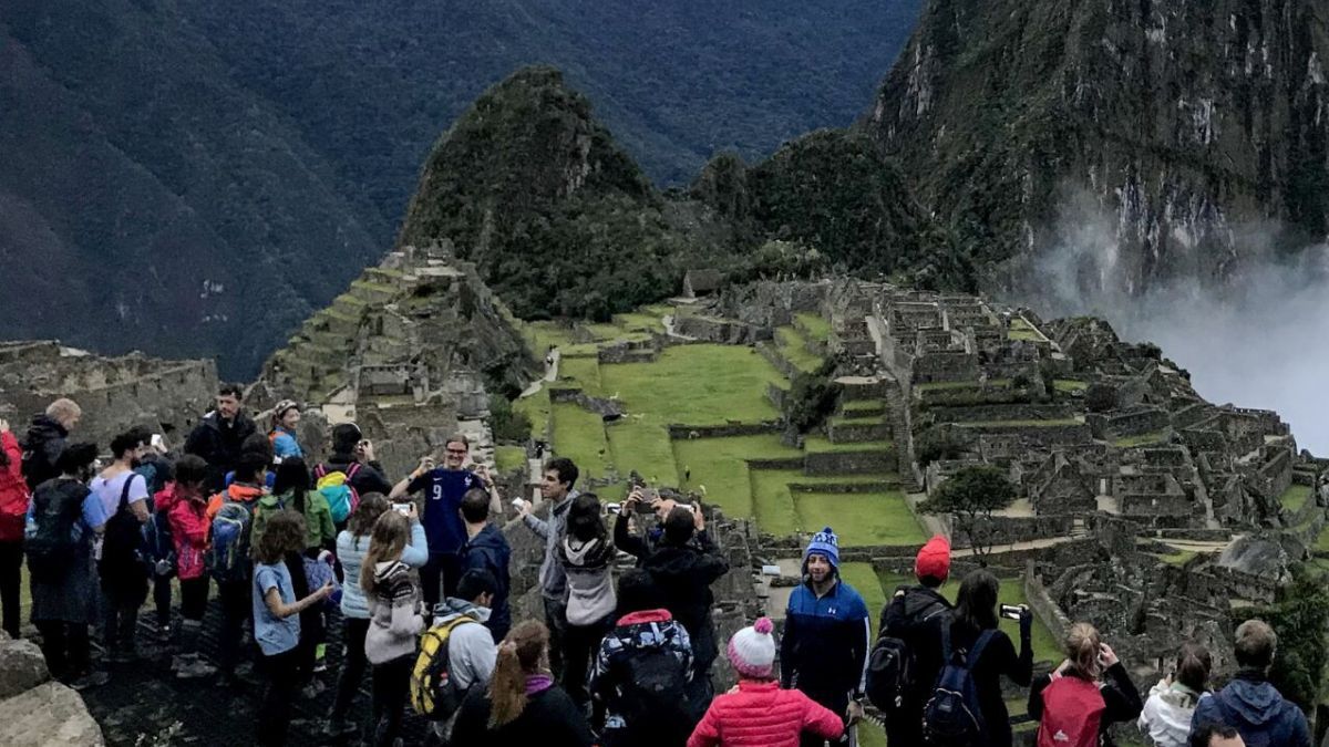 La UNESCO recomienda un límite de 2.500 visitantes diarios para preservar el suelo, pero la presión comercial empuja frecuentemente esa cifra por encima de los 5.000, acelerando el desgaste del santuario. La UNESCO recomienda un límite de 2.500 visitantes diarios para preservar el suelo, pero la presión comercial empuja frecuentemente esa cifra por encima de los 5.000, acelerando el desgaste del santuario.