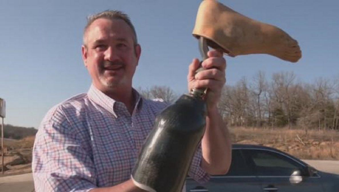 Perdió su pierna prostética en un lago y después de 6 meses se la devolvieron.