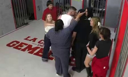 La producción del reality español cortó la transmisión cuando la correntina le pegó dos piñas al cantante. La producción del reality español cortó la transmisión cuando la correntina le pegó dos piñas al cantante.