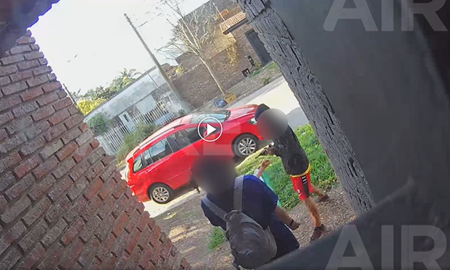 Asalto en Barrio Guadalupe: el momento en que el delincuente le apunta a las jóvenes Asalto en Barrio Guadalupe: el momento en que el delincuente le apunta a las jóvenes