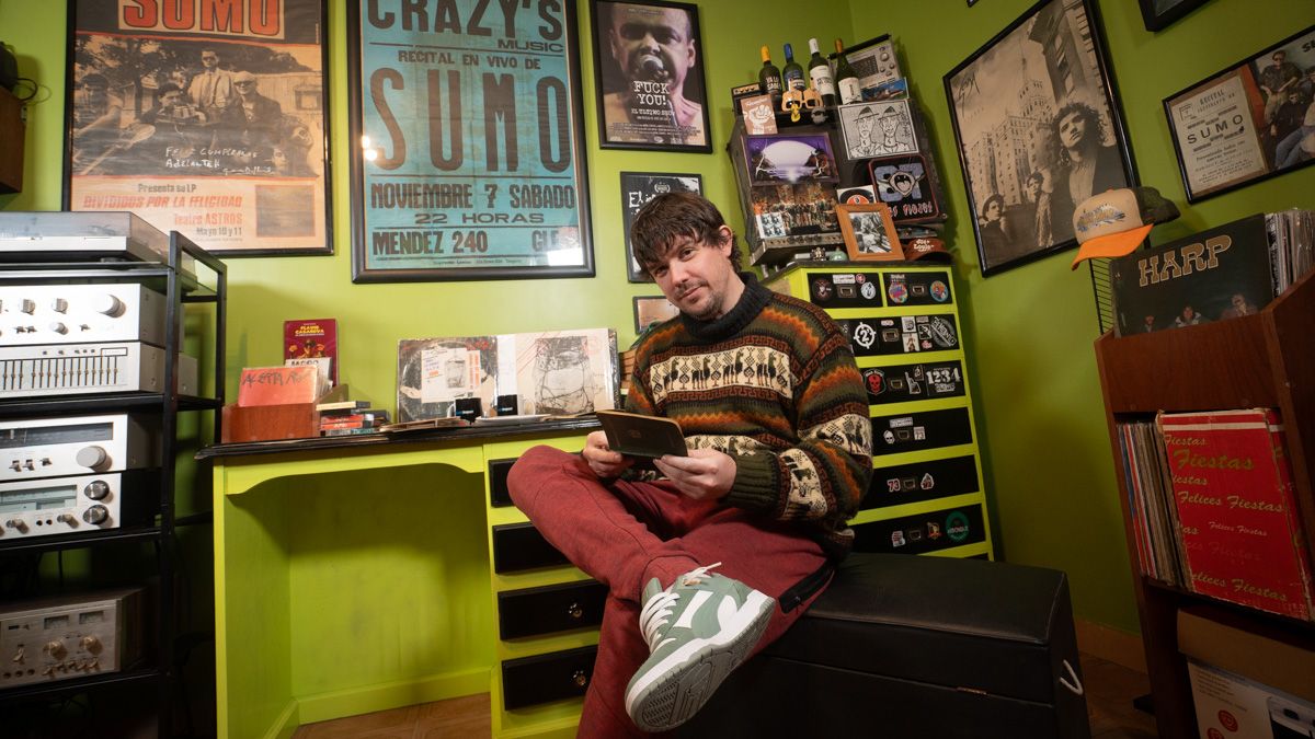 En una habitación de la casa de Gerardo Rivera en Temperley, provincia de Buenos Aires, conviven discos, casetes, entradas, fotografías, afiches, recortes periodísticos, documentos discográficos y piezas que pertenecieron a algunos de los protagonistas de Sumo.