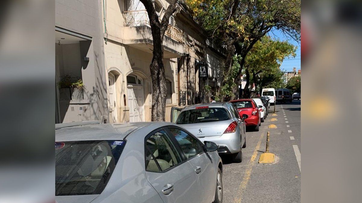 La foto de la ciclovía de Calle Urquiza ocupada íntegramente por autos mal estacionados se viralizó esta semana.