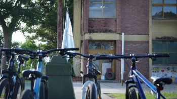 Las bicicletas en el patio de la escuela y la bandera sin izar: los disparos de Gino C. congelaron el tiempo en San Cristóbal.