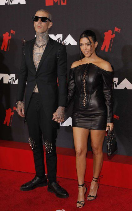 Cuero y total black para Travis Barker y Kourtney Kardashian.