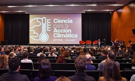 Con la participación de más de 250 representantes de gobiernos locales, universidades, organismos científicos y sectores productivos, la Provincia oficializó una estrategia transversal con 35 medidas para anticipar y mitigar los efectos del cambio climático. Con la participación de más de 250 representantes de gobiernos locales, universidades, organismos científicos y sectores productivos, la Provincia oficializó una estrategia transversal con 35 medidas para anticipar y mitigar los efectos del cambio climático.