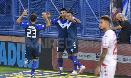 Unión juega este domingo ante Vélez por la octava fecha de la Copa de la Liga. Se enfrentan a partir de las 18.30 con transmisión de Aire de Santa Fe y televisación de la TV Pública. Unión juega este domingo ante Vélez por la octava fecha de la Copa de la Liga. Se enfrentan a partir de las 18.30 con transmisión de Aire de Santa Fe y televisación de la TV Pública.