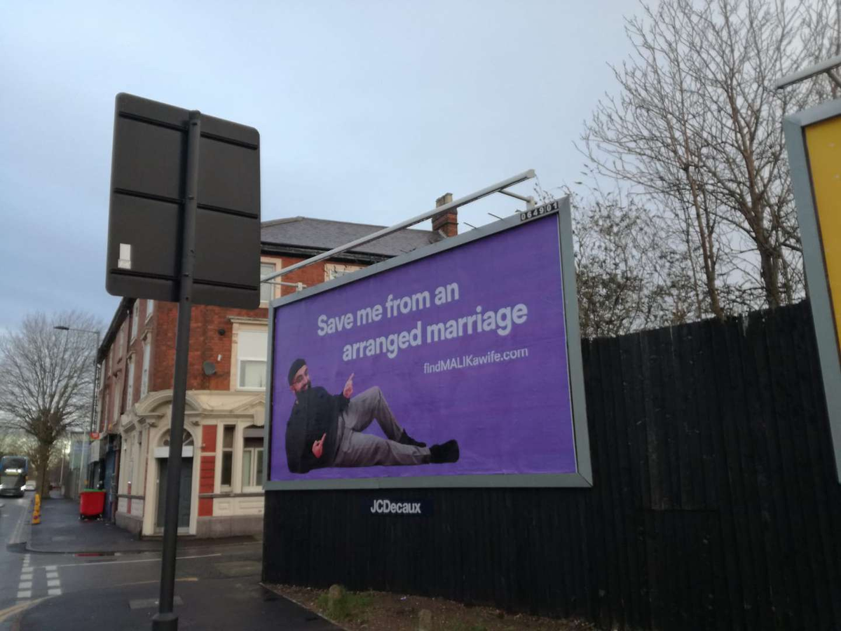 En una de las esquinas m&aacute;s transitadas de Londres encontraremos la figura del soltero. Foto: Twitter @findmalikawife