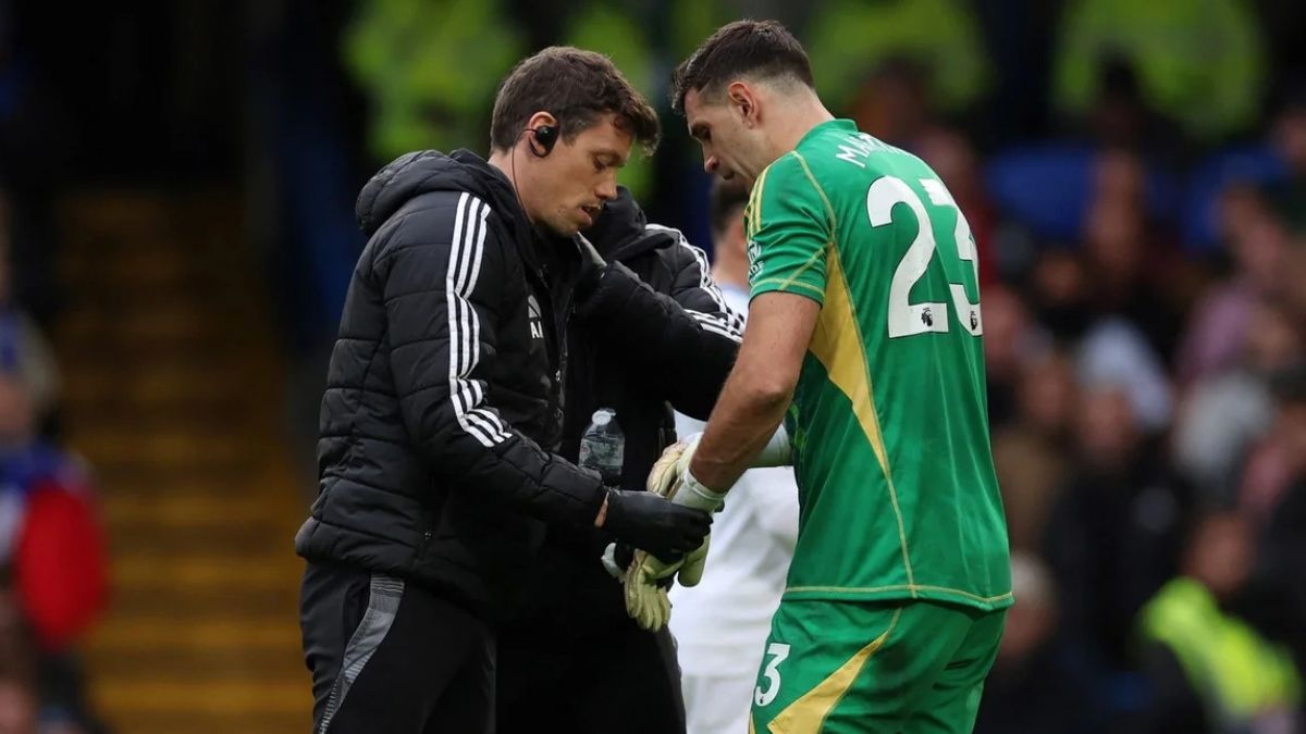 Dibu Martínez se lesionó en el partido de Aston Villa vs. Chelsea.