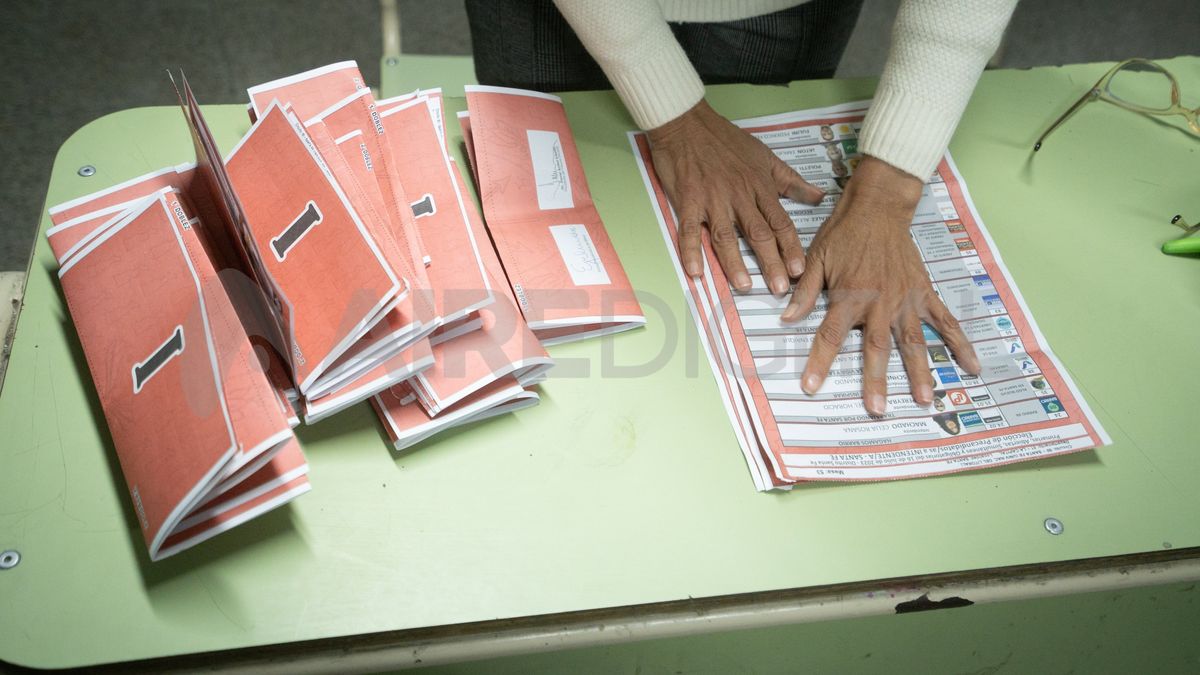 La Secretaría Electoral prepara un operativo especial que incluye el reparto de las urnas, la capacitación de las autoridades de mesa, la seguridad y el procesamiento de los datos que llegan de los centros de votación. La Secretaría Electoral prepara un operativo especial que incluye el reparto de las urnas, la capacitación de las autoridades de mesa, la seguridad y el procesamiento de los datos que llegan de los centros de votación.