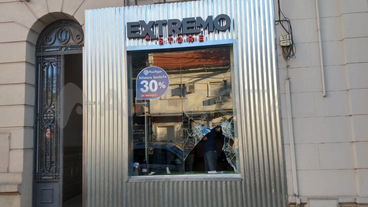 Vandalizaron y robaron camperas de un negocio en pleno macrocentro santafesino