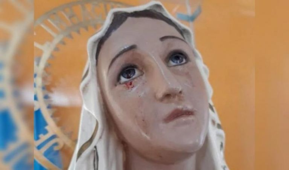 Es ante la difusión de presuntos milagros y curaciones, además del fenómeno de las lágrimas de sangre.