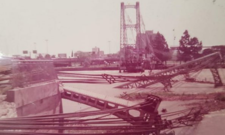 La enorme antena del lado Este colapsó por el avance del agua en unas crecidas históricas La enorme antena del lado Este colapsó por el avance del agua en unas crecidas históricas