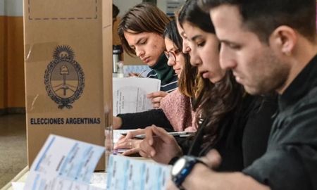 El Gobierno definió que pagará una suma adicional a las autoridades de mesa que trabajen el 22 de octubre a raíz de la devaluación ocurrida luego de las elecciones primarias. El Gobierno definió que pagará una suma adicional a las autoridades de mesa que trabajen el 22 de octubre a raíz de la devaluación ocurrida luego de las elecciones primarias.