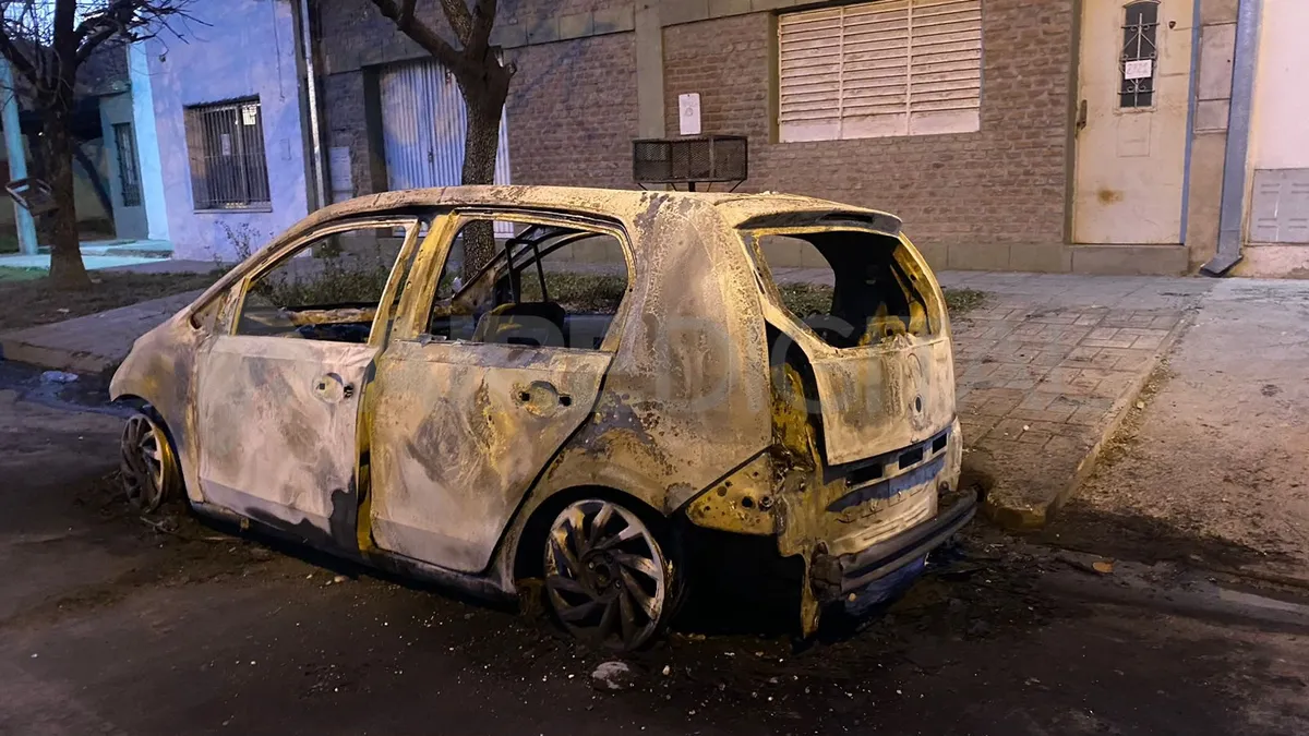 Un automóvil Volkswagen Up fue blanco de un incendio en barrio Mayoraz. Un automóvil Volkswagen Up fue blanco de un incendio en barrio Mayoraz.