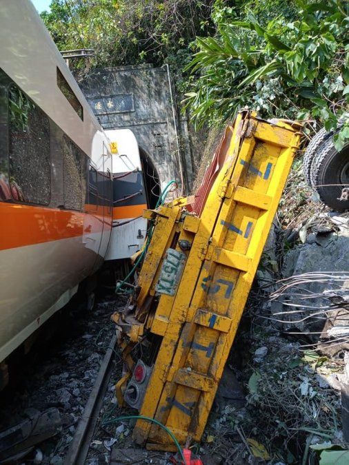 El tren de ocho vagones, que viajaba a Taitung, se descarriló en un túnel al norte de Hualien el viernes por la mañana.