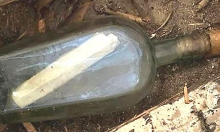 Al romper el piso de una casa, un plomero encontró una botella con un mensaje de hace 135 años: Quien encuentre... Al romper el piso de una casa, un plomero encontró una botella con un mensaje de hace 135 años: Quien encuentre...