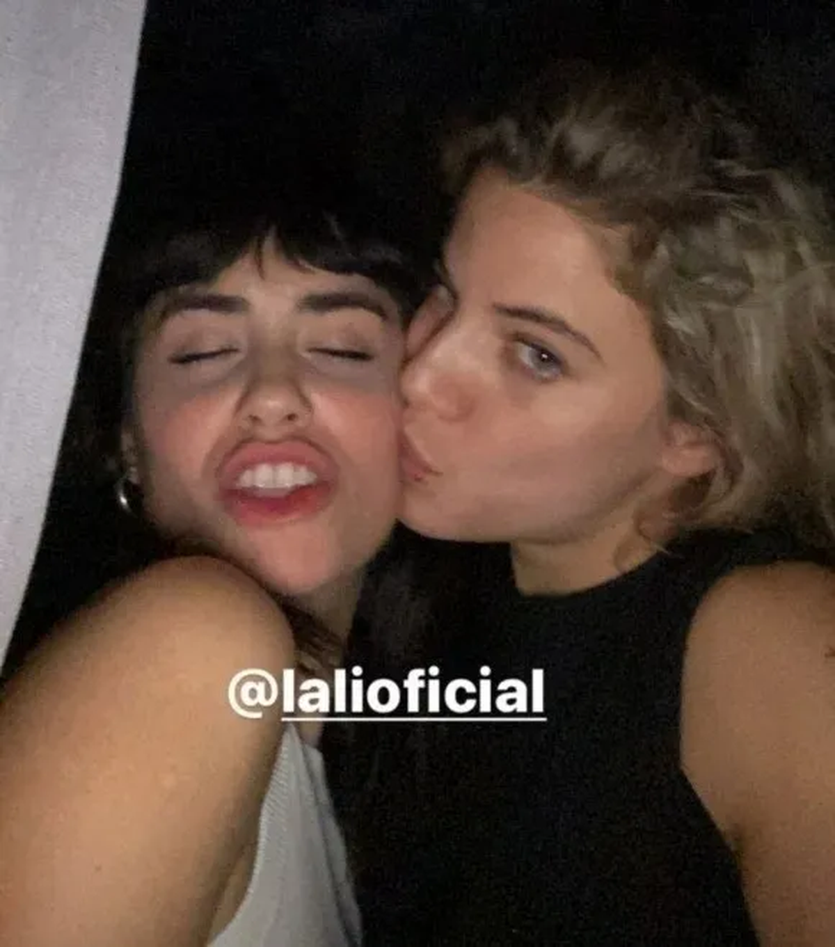 Lali y Justina Bustos, a los besos.