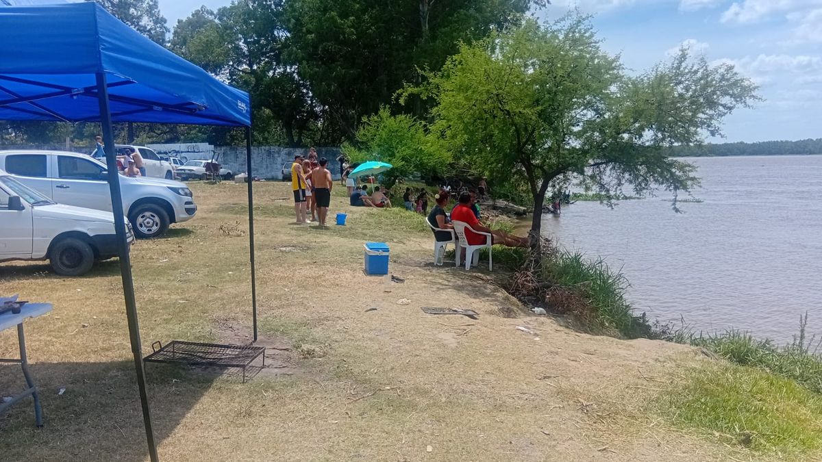 Los sauceños se aproximan al río para presenciar la llegada de los nadadores. Los sauceños se aproximan al río para presenciar la llegada de los nadadores.