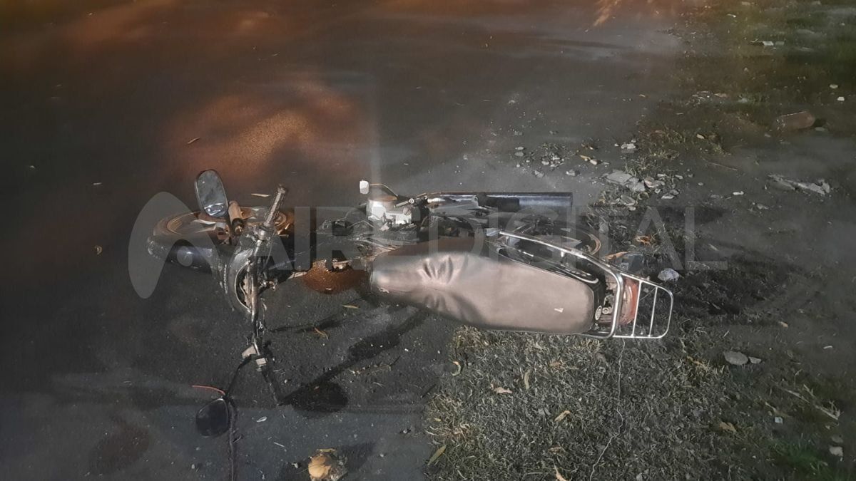 La moto hallada en 4 de enero y Ricardo Aldao, que los ladrones dejaron abandonada.