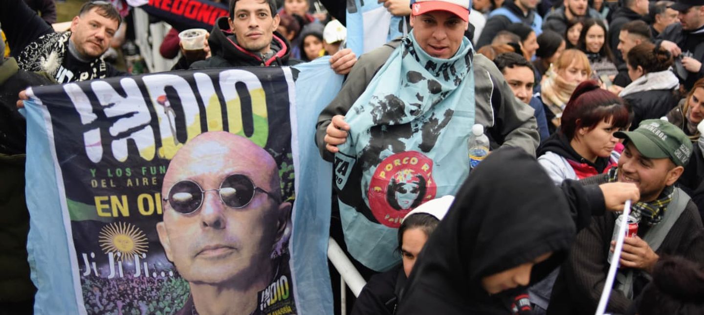 El último adiós al Indio, en fotos: masiva peregrinación hacia Avellaneda Dolor y tristeza, el sentimiento predominante en la masiva despedida al Indio Solari.