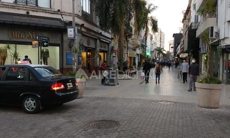 La peatonal santafesina registraba un intenso movimiento en donde muchos santafesinos se acercaron para realizar sus compras. La peatonal santafesina registraba un intenso movimiento en donde muchos santafesinos se acercaron para realizar sus compras.