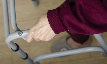 neurociencias: ¿por que muchos adultos mayores caminan a pasos cortitos y sufren caidas? neurociencias: ¿por que muchos adultos mayores caminan a pasos cortitos y sufren caidas?