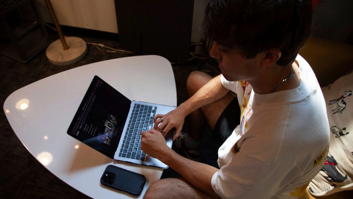Un joven interactúa con sistemas avanzados de inteligencia artificial en el hogar. Un joven interactúa con sistemas avanzados de inteligencia artificial en el hogar.