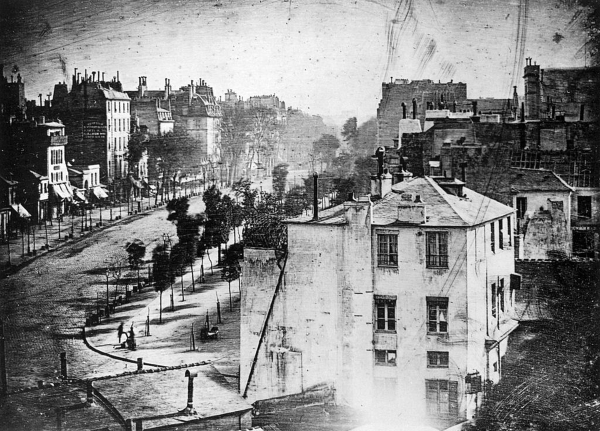 Daguerre obtuvo la vista Boulevard du Temple, con una exposición cercana a los 10 minutos. Esta imagen es considerada la primera fotografía.