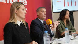 altText(El gobierno de Pullaro lanza un plan para desendeudar a trabajadores privados y públicos)}