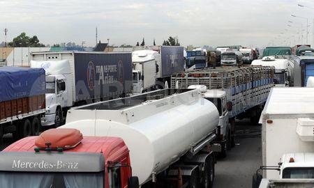 La Federación de Transportadores Argentinos (Fe.Tr.A.) convocó a un paro nacional de actividades este lunes 11 de abril desde las cero horas. La Federación de Transportadores Argentinos (Fe.Tr.A.) convocó a un paro nacional de actividades este lunes 11 de abril desde las cero horas.