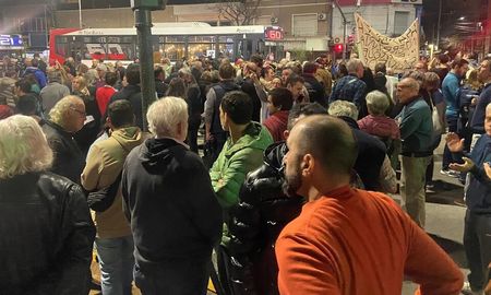 Jubilados se convocaron en la Quinta de Olivos y se manifestaron contra los diputados. Jubilados se convocaron en la Quinta de Olivos y se manifestaron contra los diputados.