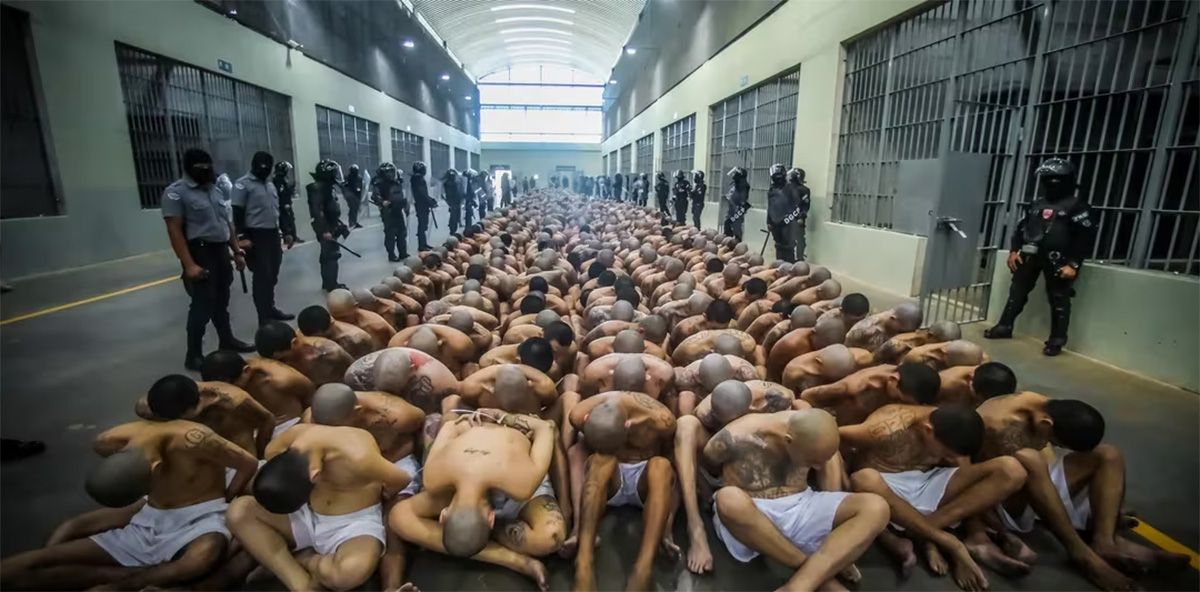 Integrantes de Maras presos en la mega cárcel de El Salvador. Integrantes de Maras presos en la mega cárcel de El Salvador.