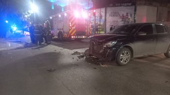 Impactante accidente de tránsito: un patrullero y un auto chocaron en pleno Bulevar Gálvez