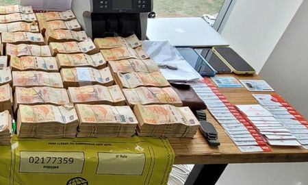 Dólares, euros, pesos, reales y tarjetas de débito: el botín hallado por los investigadores en el departamento del Puerto de Santa Fe donde funcionaba la cueva financiera. Dólares, euros, pesos, reales y tarjetas de débito: el botín hallado por los investigadores en el departamento del Puerto de Santa Fe donde funcionaba la cueva financiera.