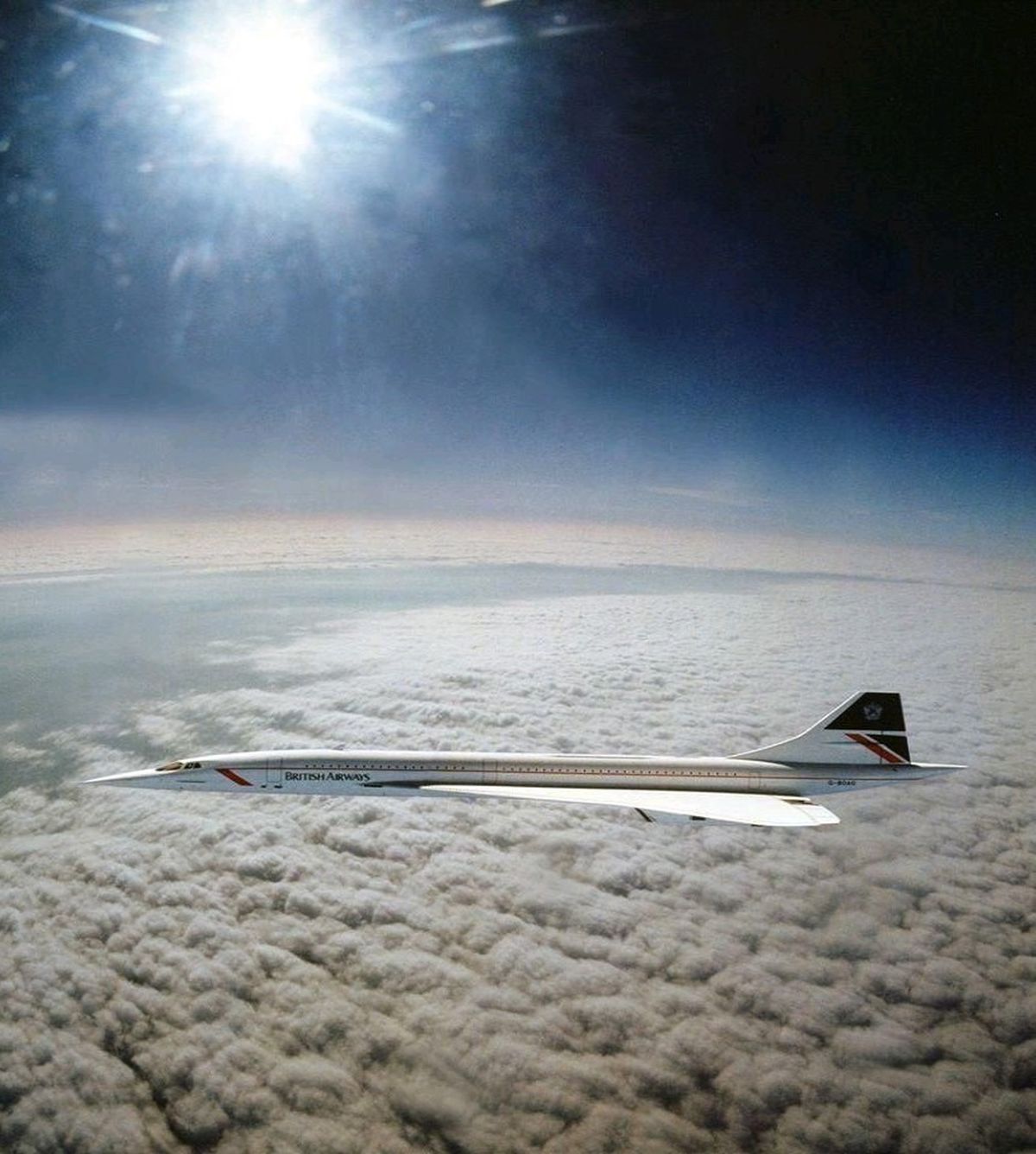 Esta es la única foto que se le tomó a un Concorde a Mach 2 (2179 km/h). Fue registrada en abril de 1985 por Adrian Meredith desde un Panavia Tornado de la Royal Air Force (RAF) que voló junto a él –durante cuatro minutos– a velocidad supersónica sobre el mar de Irlanda. Dada la altura de la imagen (unos 16.400 metros), se aprecia la curvatura de la Tierra.
